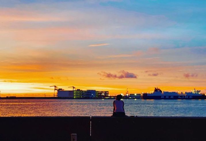 9/23　夕日が海に沈む、その時を待ってしまう