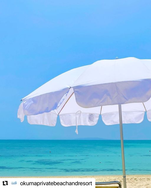 7/28　絵に描いたような、渚の白いパラソルです🏖🌴