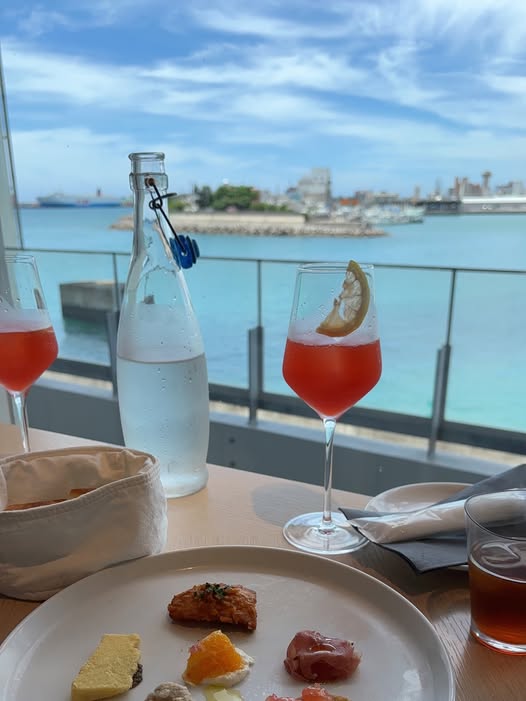 3/3　パノラマの中をゆっくり進む船が